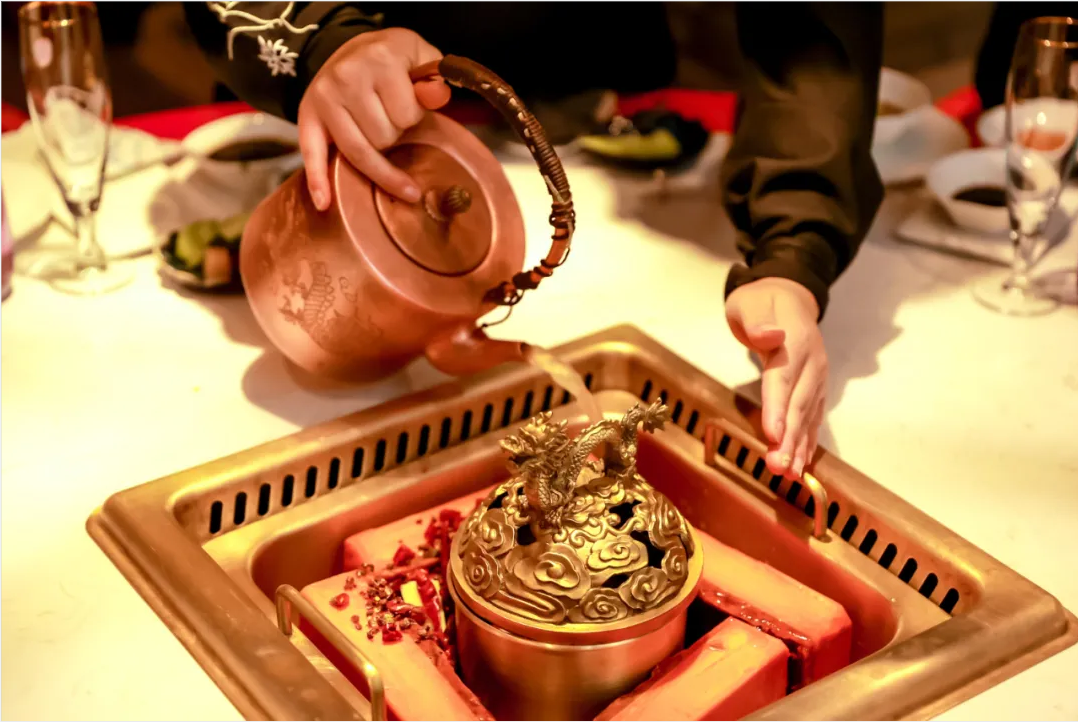 火鍋“新物種”強(qiáng)勢(shì)崛起！“發(fā)酵鍋底”正在升級(jí)火鍋賽道